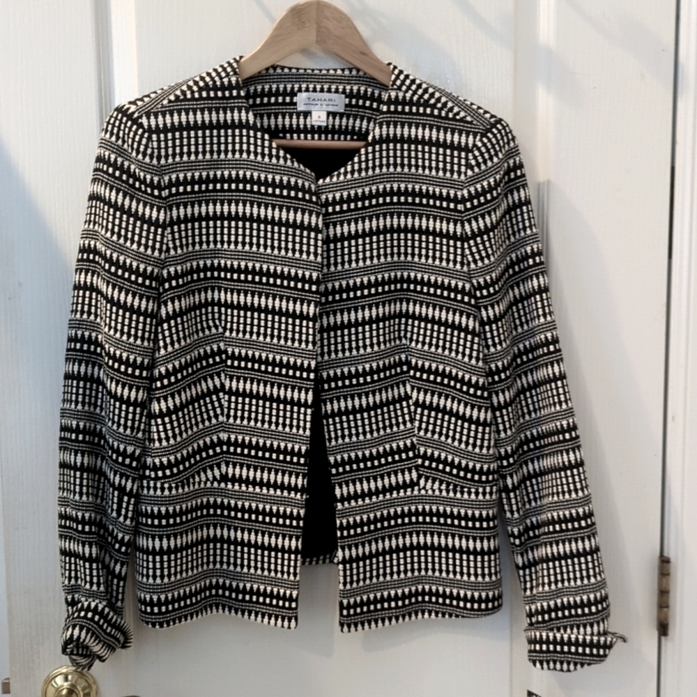 Tahari women's black and white patterned jacket. Size 8, NWT.